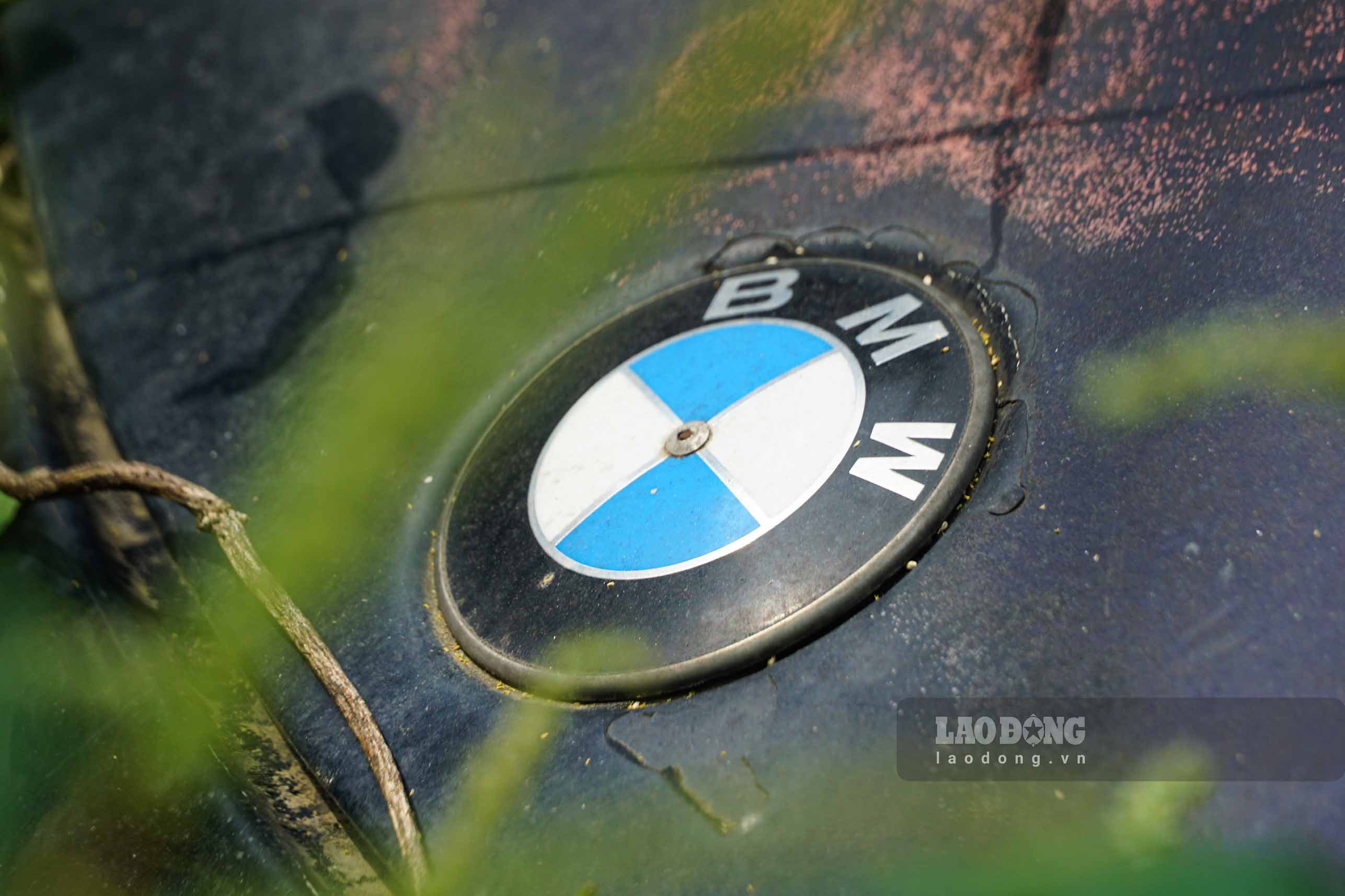 Rare BMW Alpina B6 supercar heavily damaged due to being abandoned. Photo: Cat Tien
