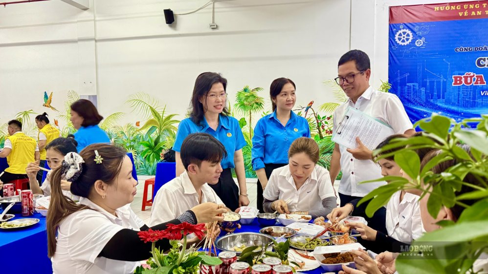 Công nhân tham gia chương trình “Bữa cơm Công đoàn” trong không khí ấm cúng, gắn kết tại doanh nghiệp. Ảnh: Hoàng Lộc