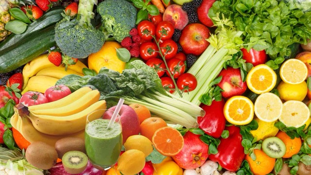 Green vegetables and fruits are a group of foods that should be prioritized because they provide many minerals and antioxidants that help support cholesterol control. Graphic photo: Huong Son/ Photo using AI.