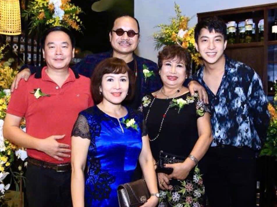 Anh chị em họ nổi tiếng trong gia đình NSND Minh Hòa. Nghệ sĩ saxophone Trần Mạnh Tuấn (đeo kính đen, hàng sau), diễn viên trẻ B Trần (ngoài cùng bên phải), NSƯT Phương Khanh (thứ 2 từ phải sang), NSND Minh Hòa, và em trai ruột NSND Minh Hòa là NSƯT Trần Quốc Đạt (áo đỏ). Ảnh: NVCC