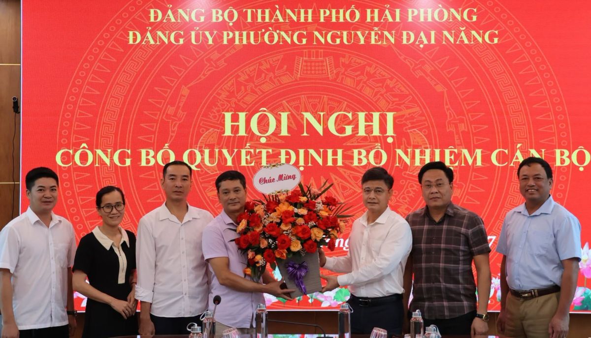 Nguyen Dai Nang Ward - Hai Phong City announces decisions on personnel work. Photo: Nguyen Dai Nang Ward e-Portal
