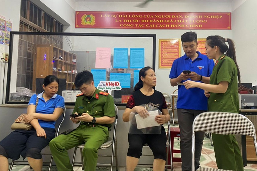 Cán bộ chiến sĩ phòng Cảnh sát Quản lý hành chính về trật tự xã hội phối hợp một số công an cơ sở trên địa bàn tỉnh Lạng Sơn tuyên truyền, hướng dẫn cài đặt, kích hoạt định danh điện tử. Ảnh: Cổng TTĐT Công an tỉnh Lạng Sơn