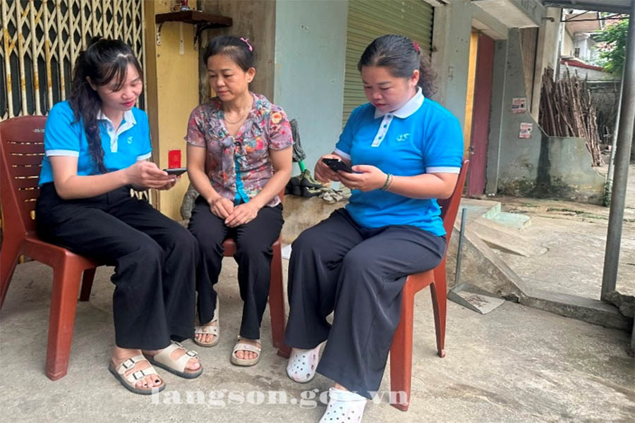Funcionarias femeninas de la comuna de Hoang Van Thu (Lang Son) guían a las personas de la zona para que realicen pagos sin efectivo. Foto: Portal de Información Electrónica de la provincia de Lang Son
