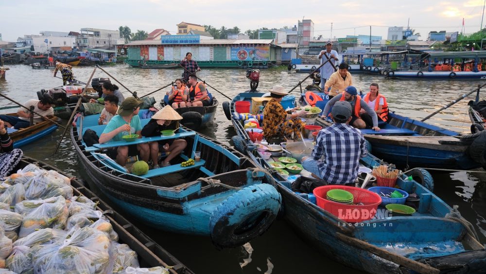 Chợ nổi Cái Răng, địa điểm du lịch nổi tiếng tại Cần Thơ. Ảnh: Phong Linh.