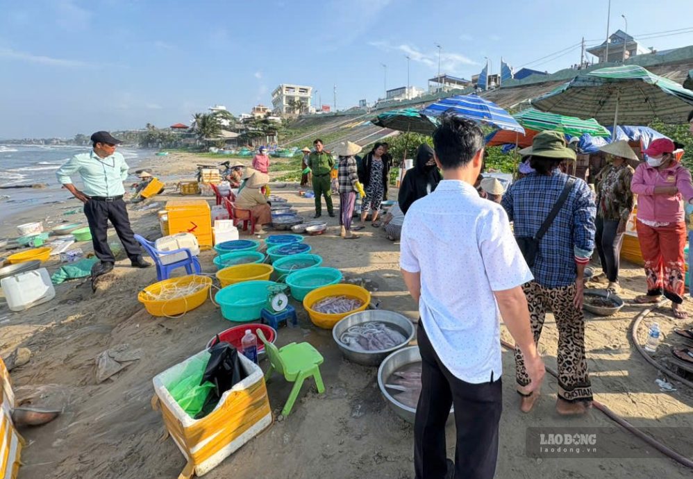 The self-management team of Mui Ne fishing village inspects the seafood trading situation in the area. Photo: Duy Tuan