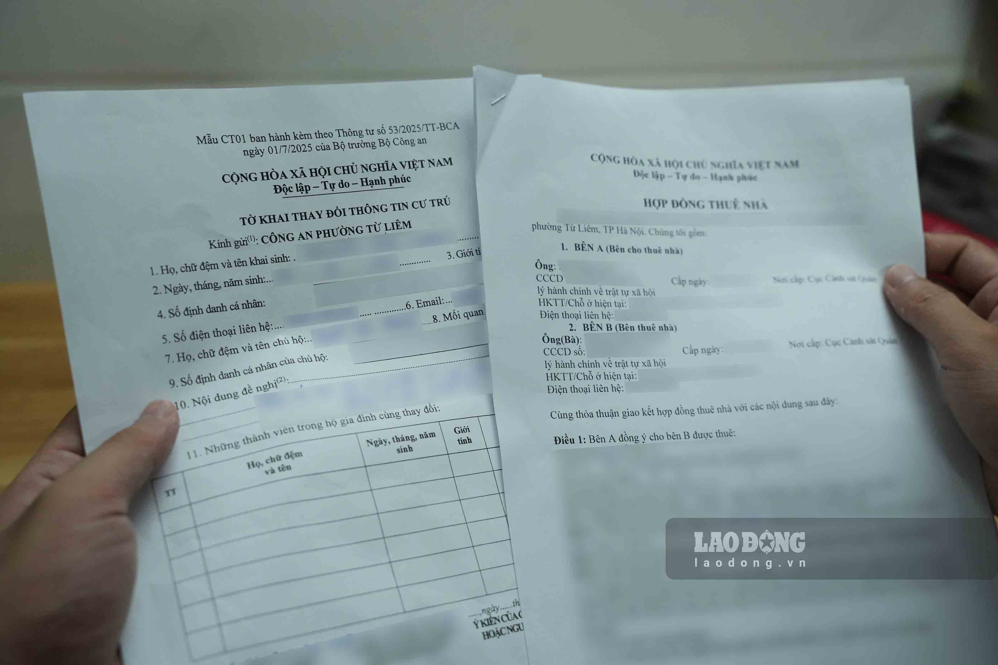 Người dân chuẩn bị hợp đồng thuê nhà, tờ khai thay đổi thông tin cư trú khi thực hiện đăng ký tạm trú online. Ảnh: Sóng Hữu 