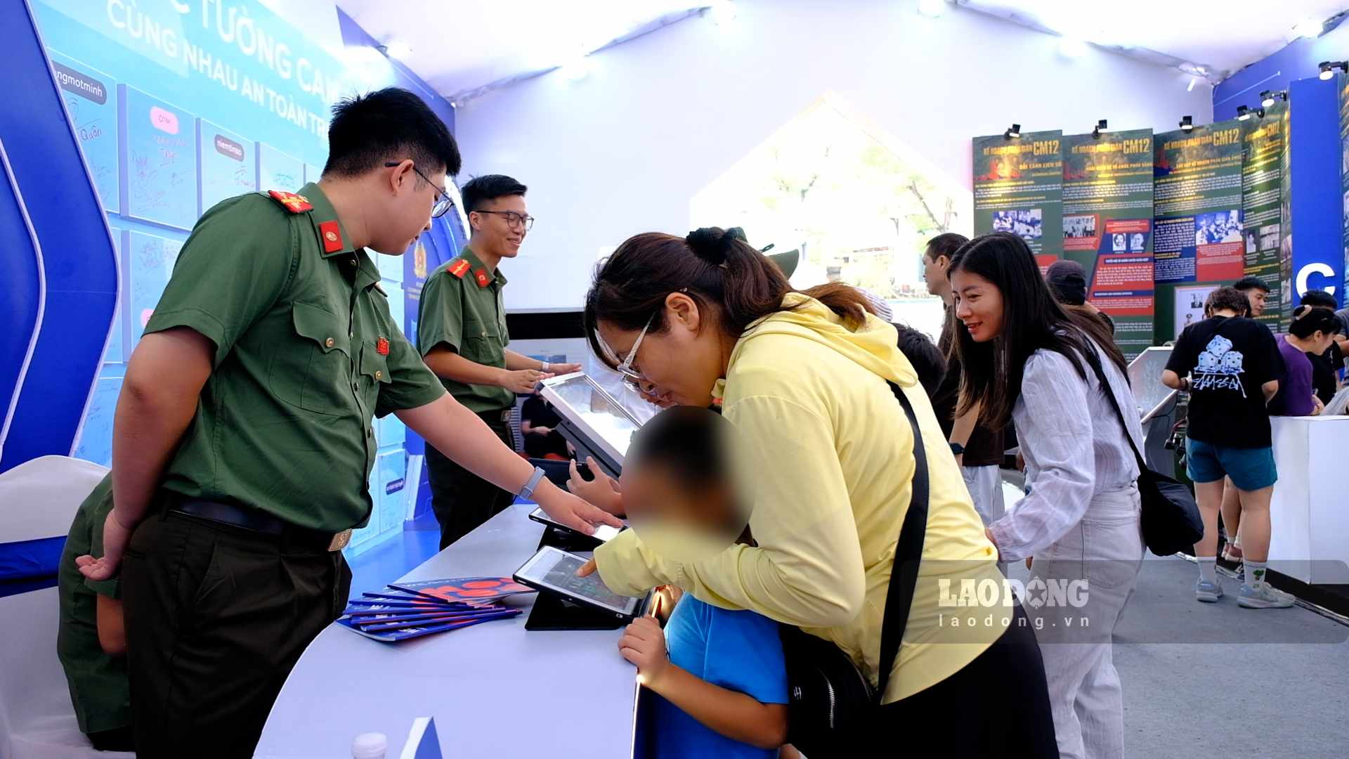 The interactive exhibition "Network Security Wall" attracts a large number of people and tourists to visit and experience. Photo: Han Nghien