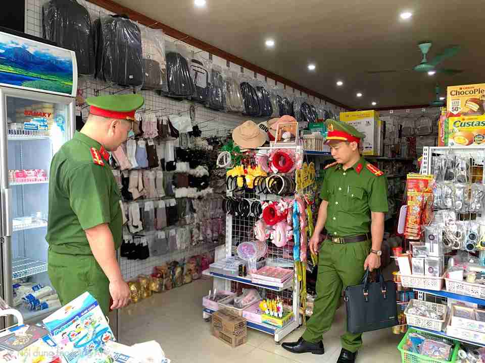 Đợt kiểm tra nhằm kịp thời phát hiện, xử lý hành vi buôn bán hàng giả mạo nhãn hiệu. Ảnh: Công an Hưng Yên