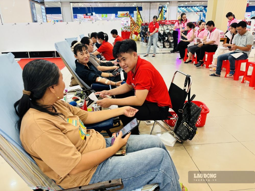 A large number of volunteers participate in the humanitarian blood donation day at Sense City Ben Tre Shopping Center. Photo: Hoang Loc