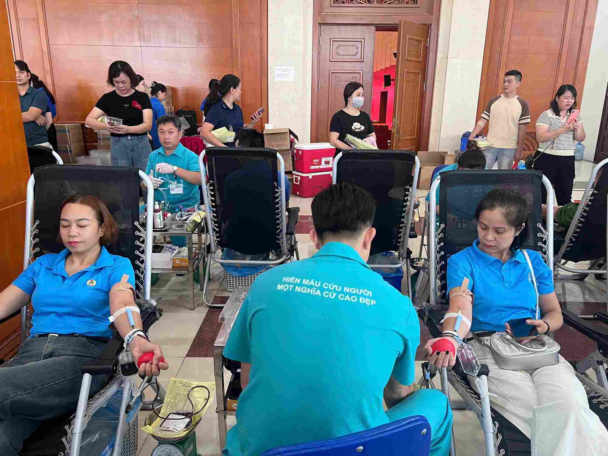 Youth union members and workers in Cao Bang participate in blood donation. Photo: Minh Hoai