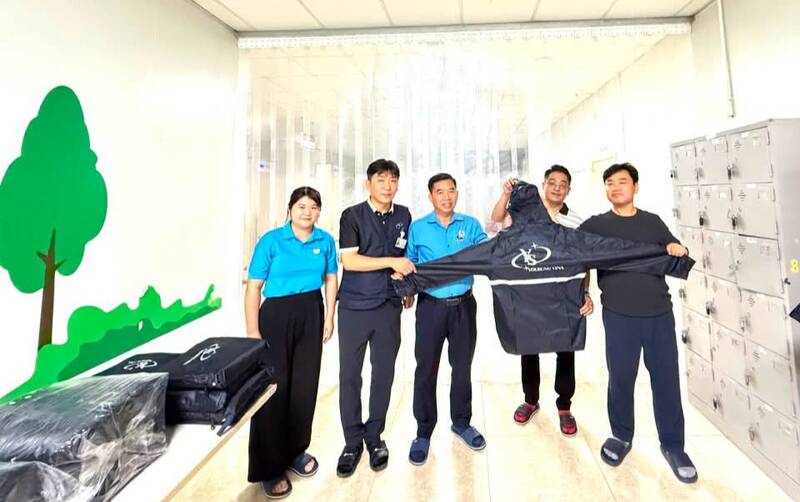 Leaders of the Thai Nguyen Provincial Labor Federation present raincoats to union members and workers. Photo: Thai Nguyen Trade Union.