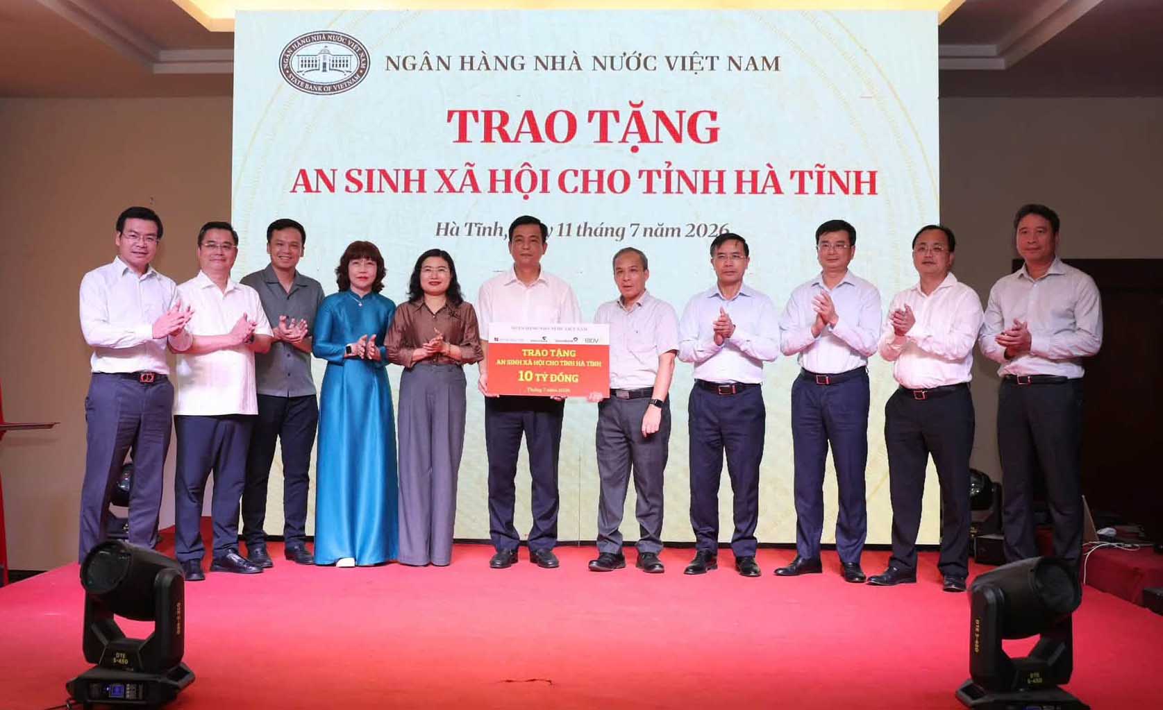 The State Bank of Vietnam supports Ha Tinh with 10 billion VND to implement social security. Photo: Ha Tinh Fatherland Front