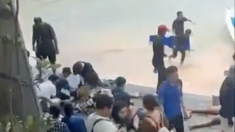 Las fuerzas funcionales de la zona especial de Phu Quoc llevaron a 36 personas en el caso del vuelco de la lancha rápida a la orilla, 15 personas no sobrevivieron. Foto proporcionada por el lector