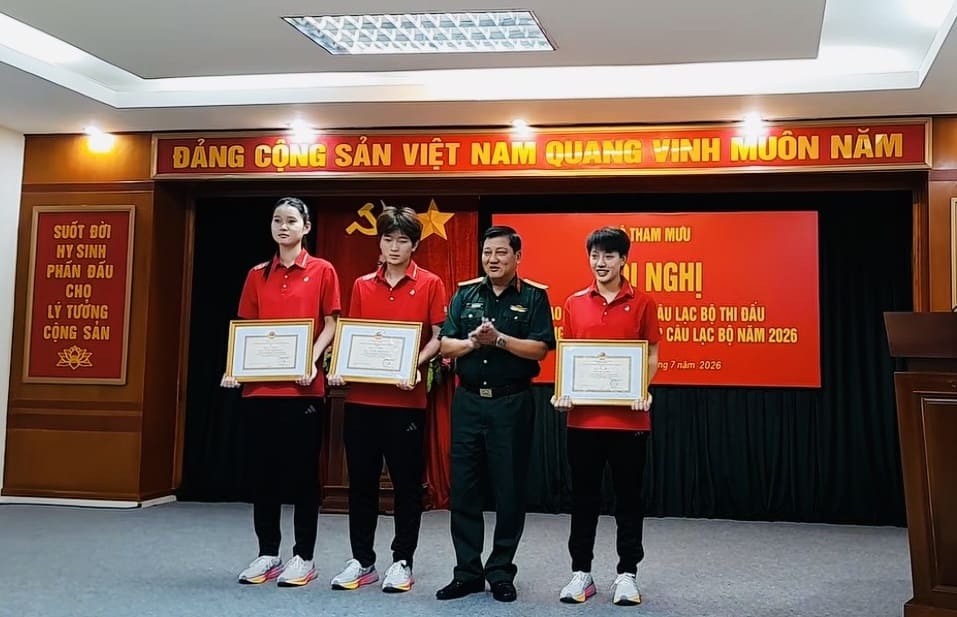 Les jeunes joueurs de Binh chung Thông tin sont récompensés après les championnats de volleyball U18 d'Asie du Sud-Est 2026 et d'Asie 2026. Photo: Binh chủng Thông tin