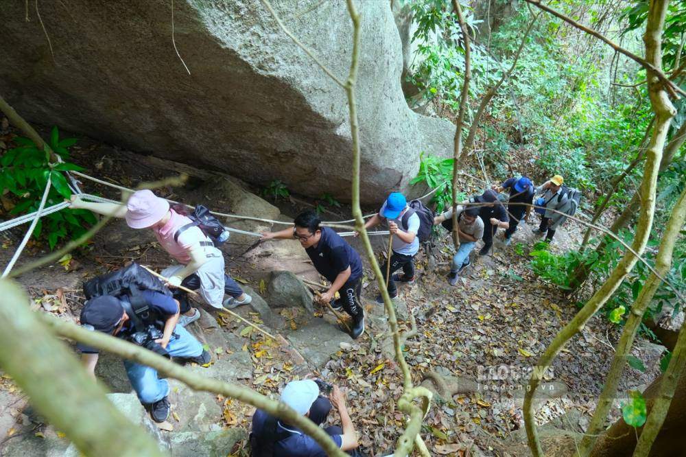 Many tourists choose trips that combine sports and nature exploration to have different experiences. Photo: Han Lam