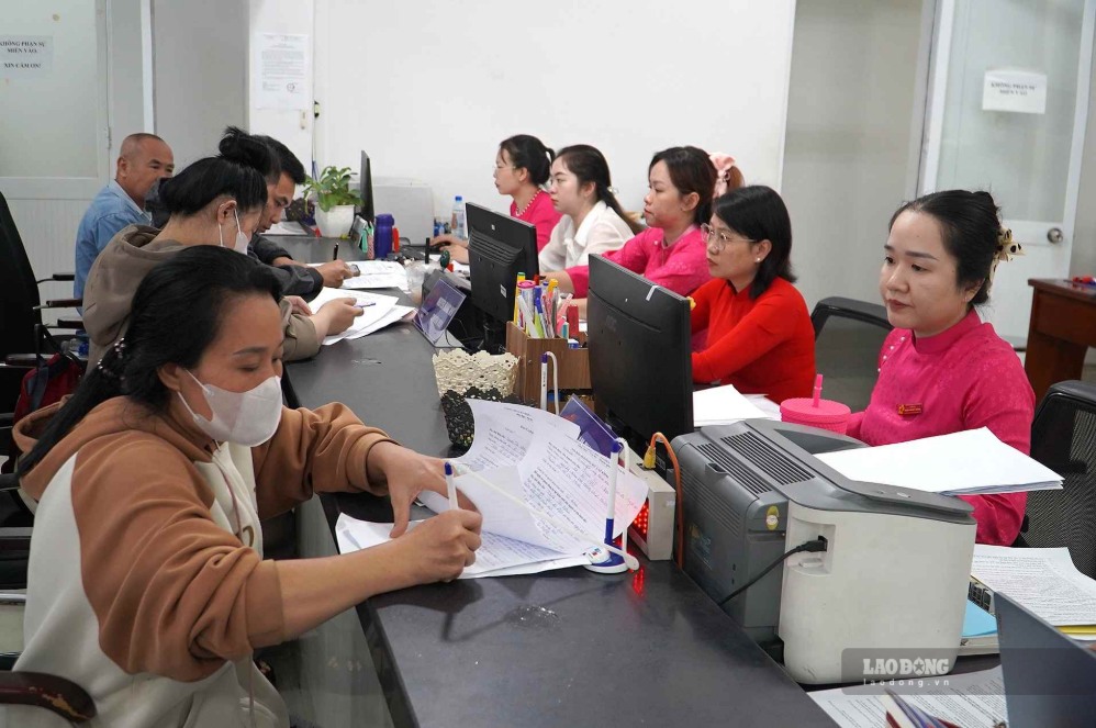 Di An Ward (HCMC) officials process dossiers for people. Photo: Minh Quan