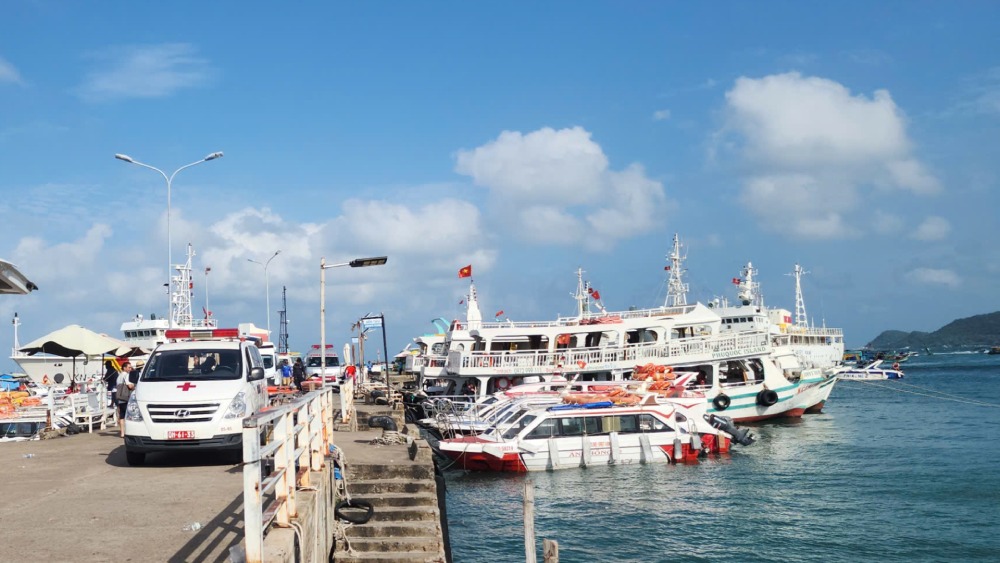 Functional forces actively rescue and provide medical care to victims of the canoe capsizing in Phu Quoc. Photo: Reader provided