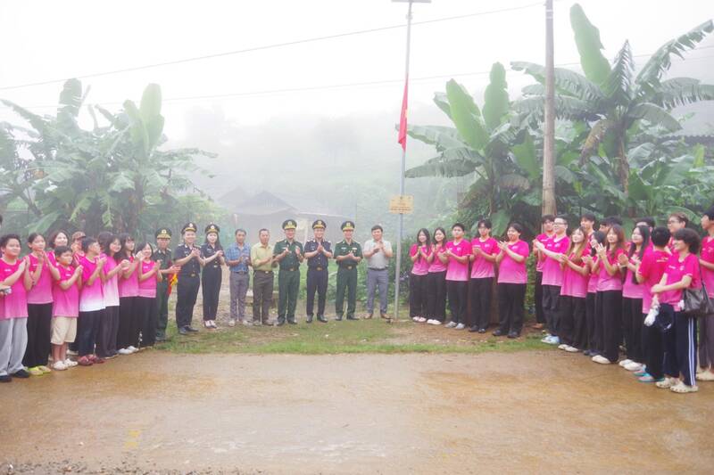 Delegates hand over the project "Lighting up the border area", Chieng On commune, Son La province. Photo: Song Linh