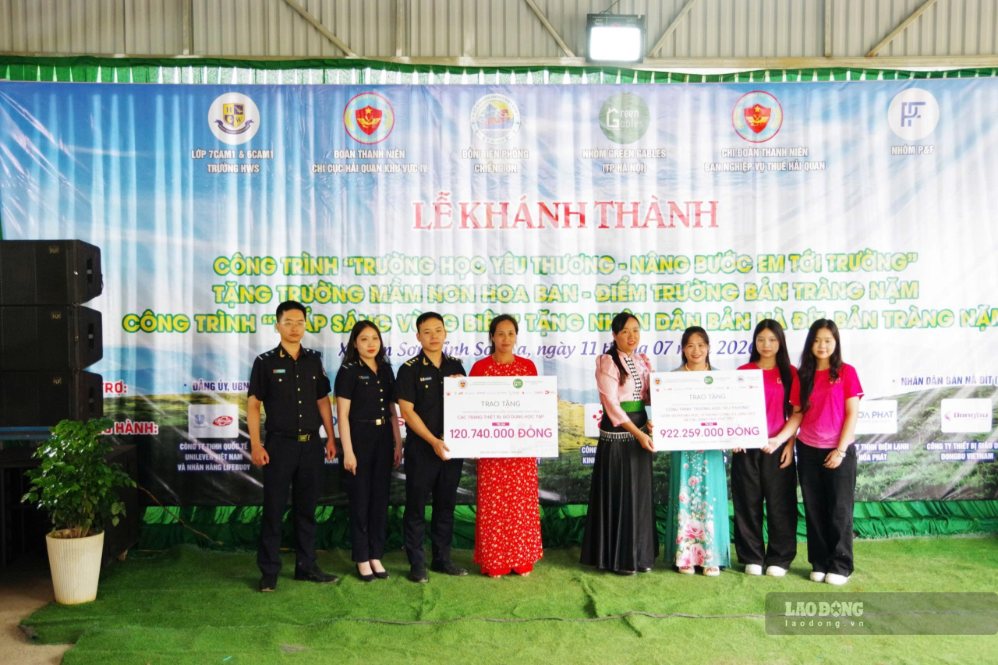 Các đơn vị tài trợ trao biển tượng trưng cho Trường Mầm non Hoa Ban, xã Yên Sơn. Ảnh: Song Linh