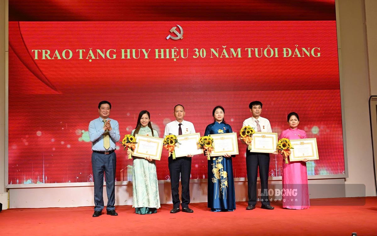 Thừa ủy quyền của Tỉnh ủy, ông Bùi Văn Ngợi, Phó Bí thư Đảng ủy Than Quảng Ninh đã trao Huy hiệu 30 năm tuổi Đảng cho 5 đảng viên thuộc Đảng bộ Công ty Tuyển than Cửa Ông. Ảnh: Trần Ngọc Duy