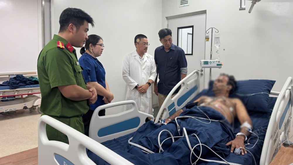 Leaders of Phu Quoc special zone visit and inquire about the situation of victims of the canoe capsizing who are being treated. Photo: Hoang Dung