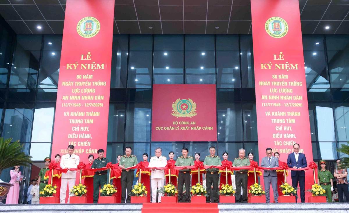 Minister Luong Tam Quang and delegates cut the ribbon to inaugurate the Immigration Command, Operation, and Combat Center project. Photo: Electronic Information Portal of the Ministry of Public Security