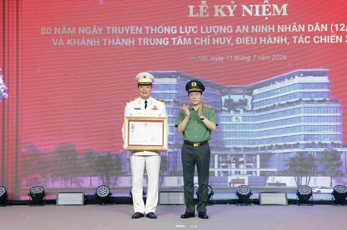 Thừa ủy quyền, Bộ trưởng Lương Tam Quang trao Huân chương Bảo vệ Tổ quốc hạng Ba tặng Thiếu tướng Nguyễn Bá Tuấn, Phó Cục trưởng Cục Quản lý xuất nhập cảnh. Ảnh: Cổng thông tin điện tử Bộ Công an