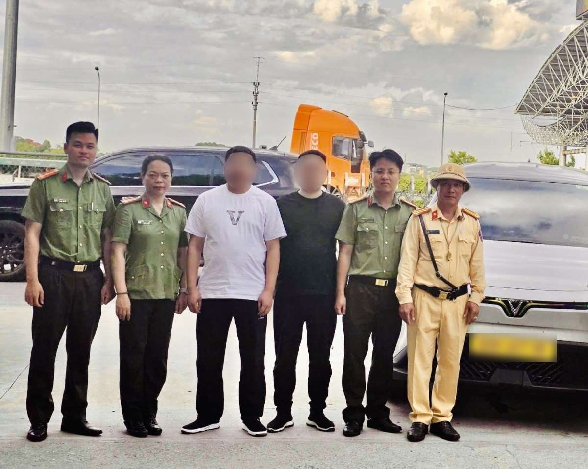 2 công dân Trung Quốc nhập cảnh trái phép (ở giữa). Ảnh: Công an tỉnh Ninh Bình