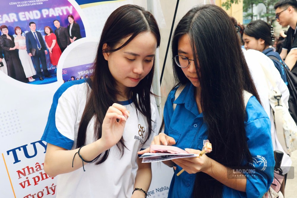 In June 2026, in Hanoi, the demand for recruiting workers with college degrees or higher accounted for 51.3% of the entire market. Photo: Quynh Chi