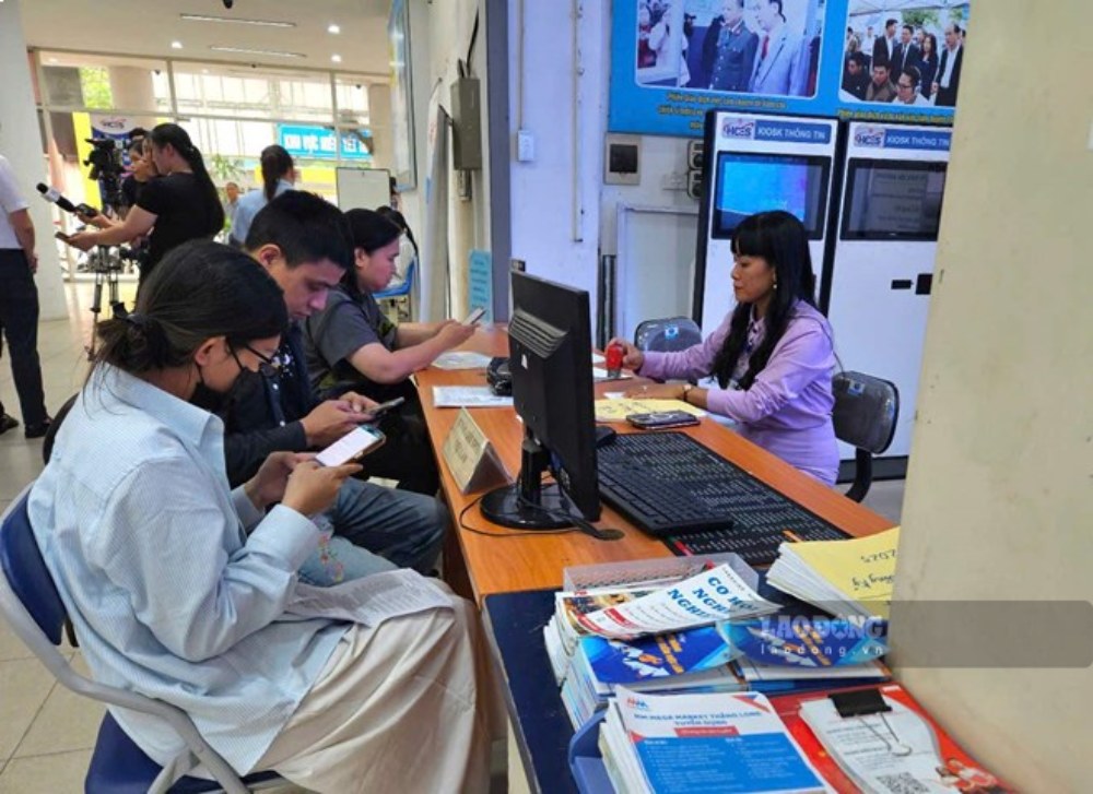 Workers carry out procedures to receive unemployment benefits at the Hanoi Employment Service Center. Photo: Quynh Chi