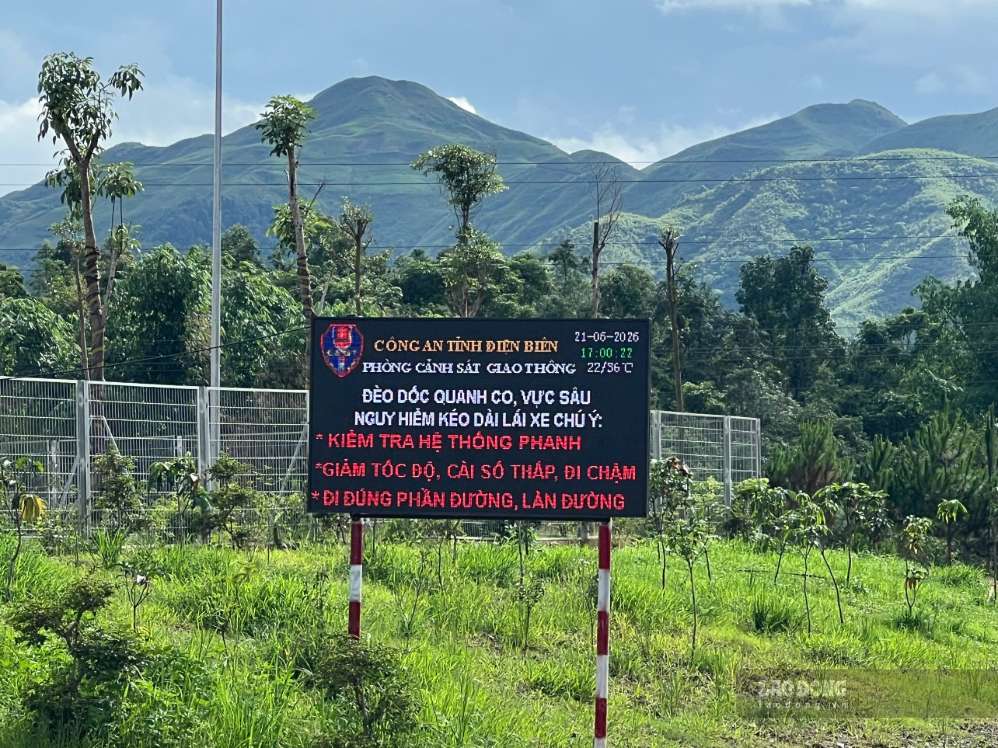 Biển cảnh báo điện tử được lực lượng CSGT Điện Biên bố trí cảnh báo sớm nguy hiểm. Ảnh: Thanh Bình