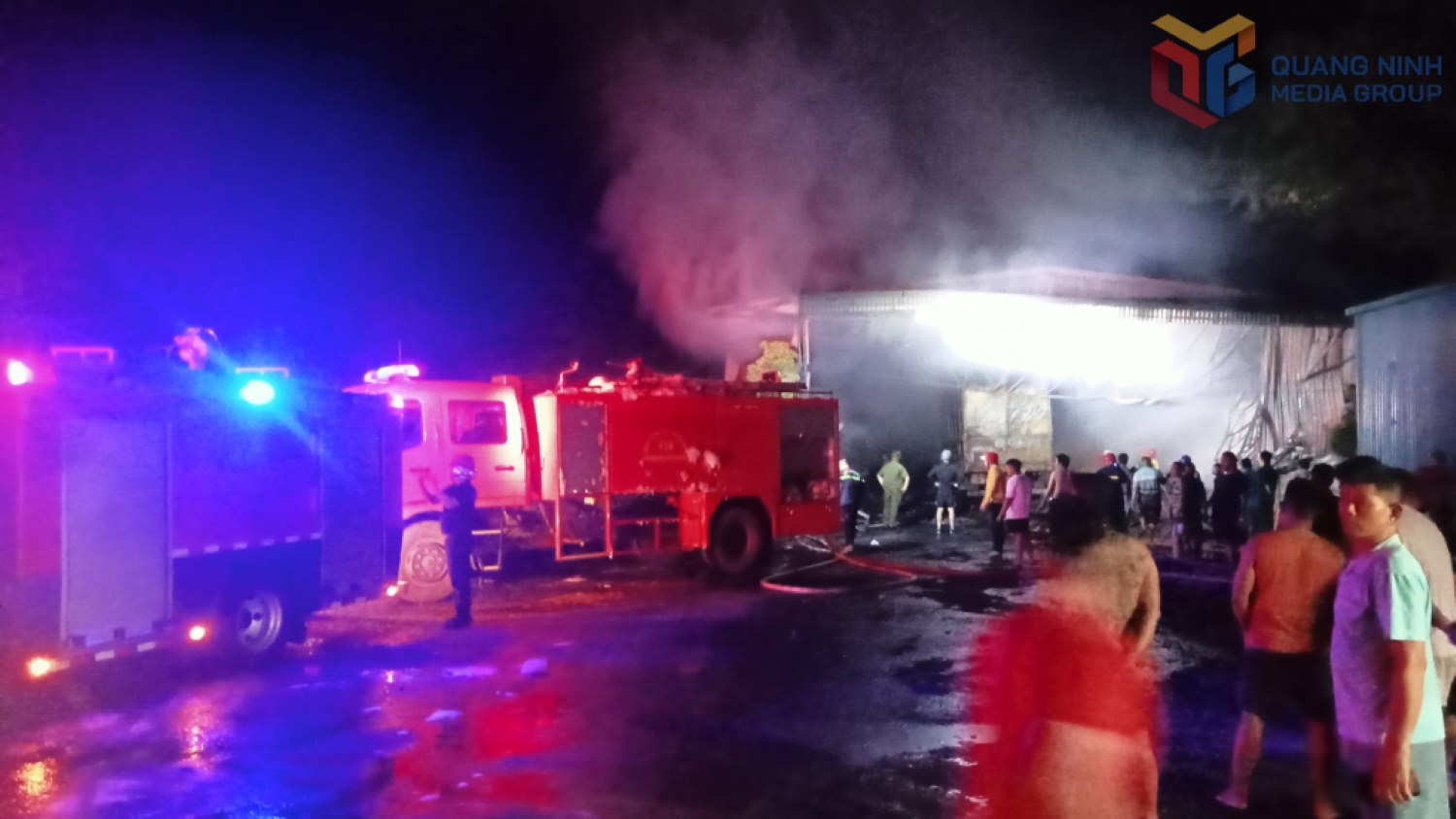 Scene of the large fire on the night of July 11, at the warehouse of a family in Quang Ha commune, Quang Ninh province. Photo: Newspaper and Radio, Television of Quang Ninh province