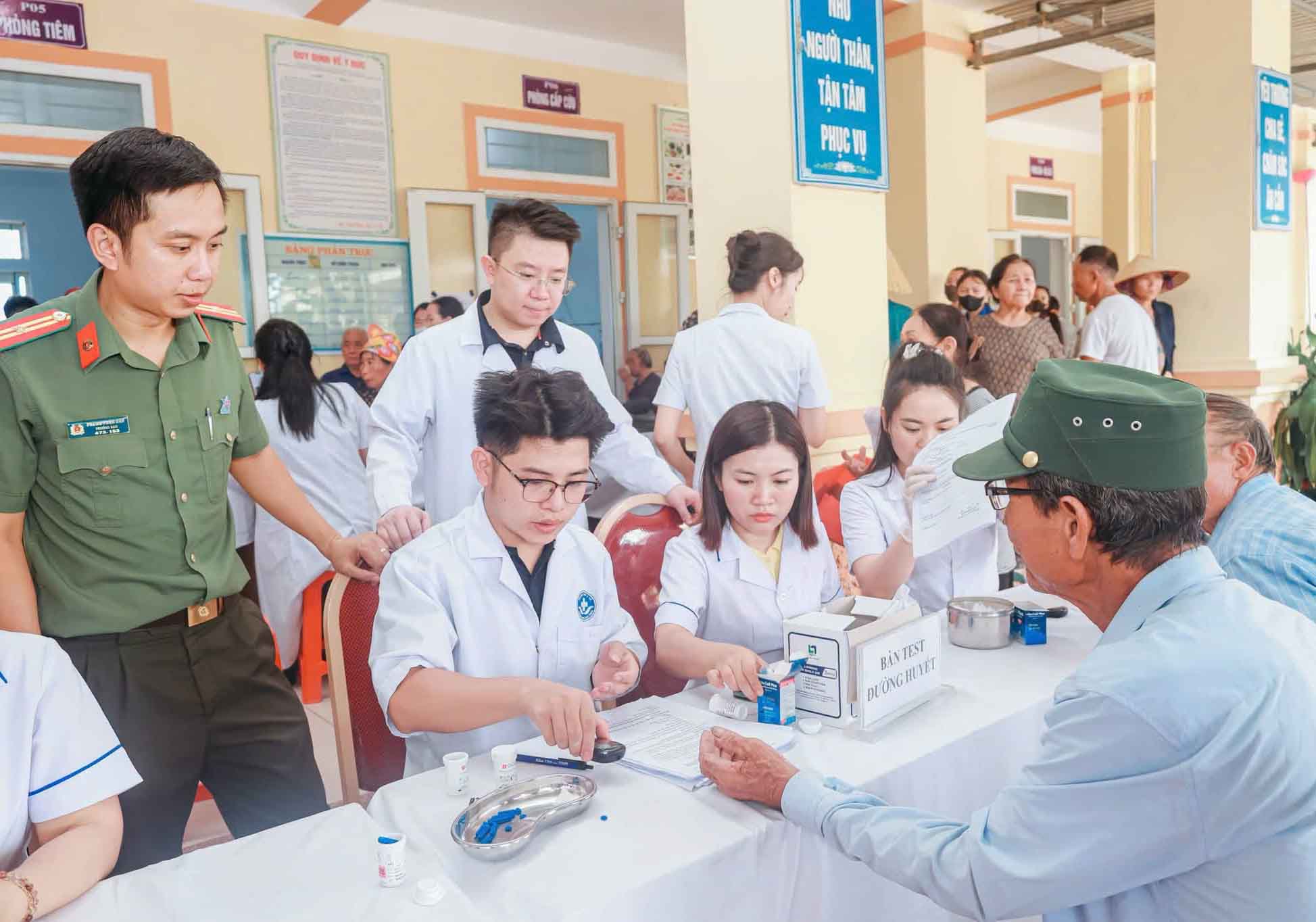 The Youth Committee of Ha Tinh Provincial Police coordinates to organize free medical examinations and medicine distribution for policy beneficiaries in Ky Xuan commune. Photo: Ha Tinh Police