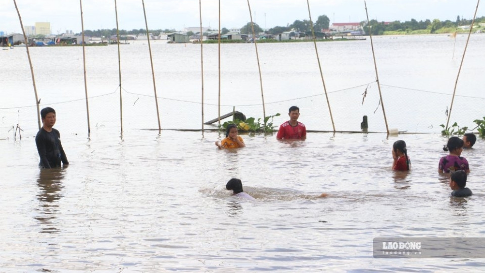Lớp học bơi miễn phí thu hút đông đảo trẻ em tham gia. Ảnh: Hoàng Lộc