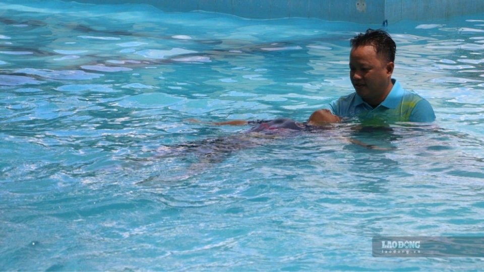 Giáo viên phổ biến kiến thức phòng, chống đuối nước trước giờ thực hành. Ảnh: Hoàng Lộc