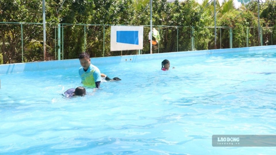 Free swimming teaching model is being implemented in 124 communes and wards in Vinh Long. Photo: Hoang Loc
