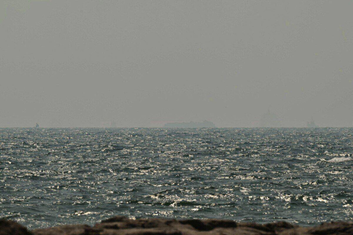 As soon as Iran announced the closure of the Strait of Hormuz, the US launched a new attack on this country. Photo: AFP