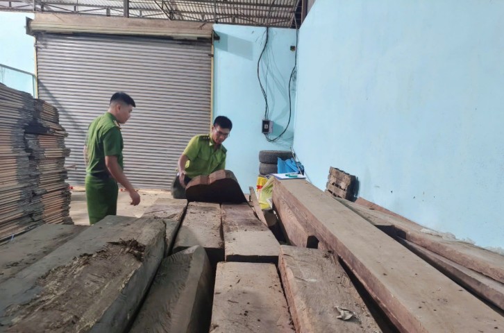 Lực lượng công an phát hiện số gỗ tàng trữ trái phép ở nhà kho của một hộ dân ở xã Krông Ana, tỉnh Đắk Lắk. Ảnh: Công an cung cấp

