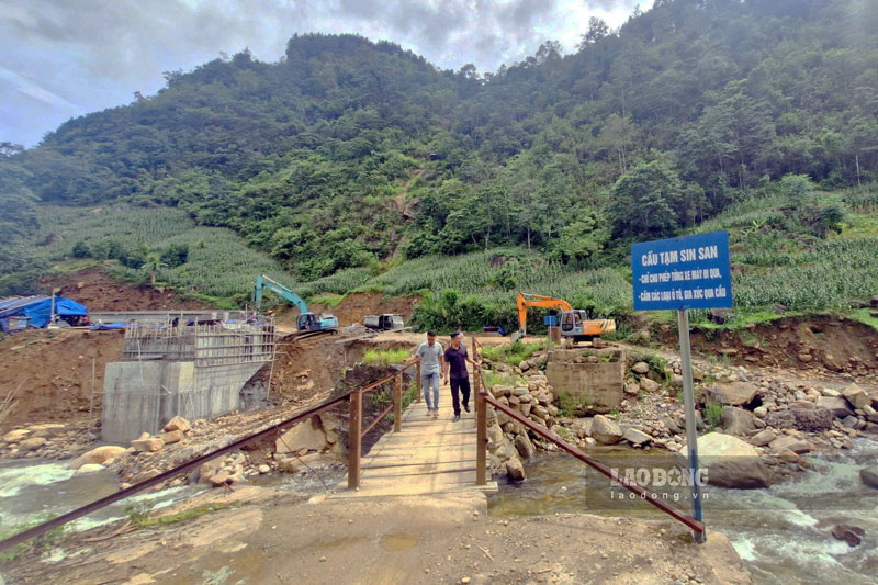 The bridge spans are gradually being completed after nearly a year of construction amidst the rugged terrain of the highlands of Y Ty. Photo: Dinh Dai