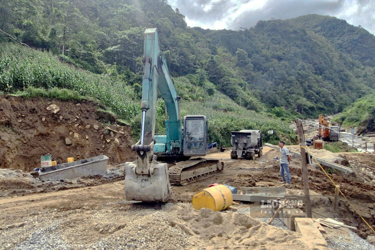 Nhiều máy móc được huy động phục vụ thi công. Ảnh: Đinh Đại