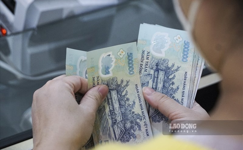 Some banks list interest rates around 7%/year. Photo: Hai Nguyen.
