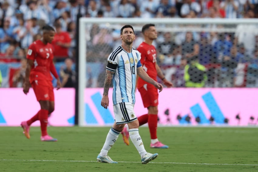 Tuyển Argentina đeo băng đen trên tay trong trận tứ kết World Cup 2026. Ảnh: AFP