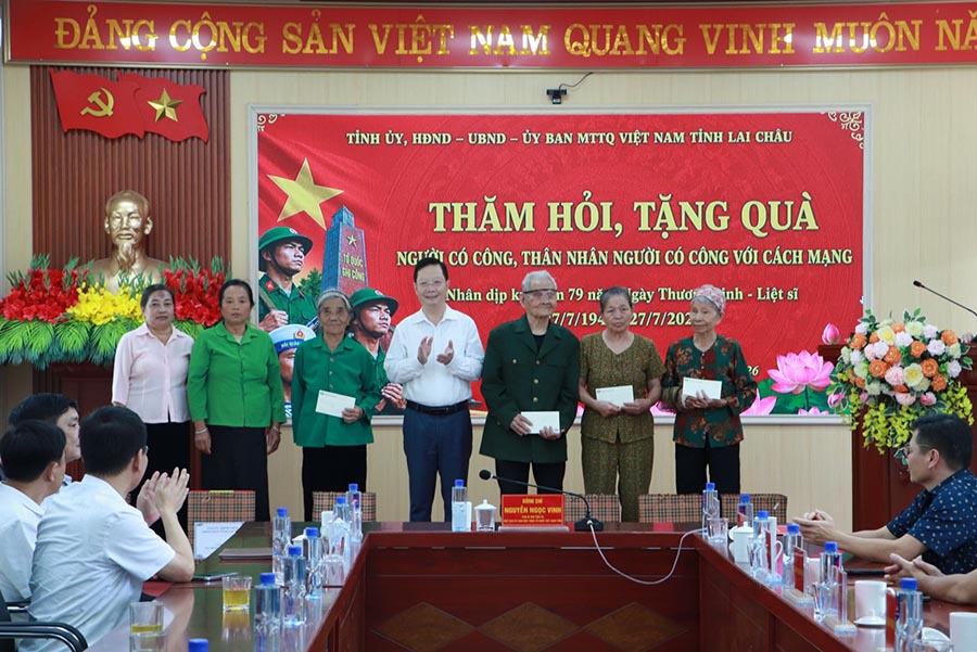 Mr. Nguyen Ngoc Vinh - Deputy Secretary of the Provincial Party Committee, Chairman of the Vietnam Fatherland Front Committee of Lai Chau province presents gifts to families of people with meritorious services, relatives of people with meritorious services to the revolution in Sin Suoi Ho commune. Photo: Lai Chau Provincial e-Portal