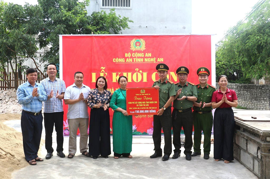 La police de Nghệ An remet 150 millions de dongs pour soutenir la construction d'une maison de la solidarité pour la famille de Mme Trần Thị Liên. Photo: Police de Nghệ An