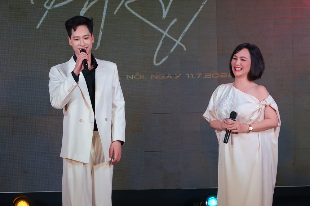 Le vice-roi Minh Tuấn remercie sa mère - NSƯT Thanh Tâm - d'avoir toujours accompagné et soutenu son parcours artistique. Photo: Personnage fourni
