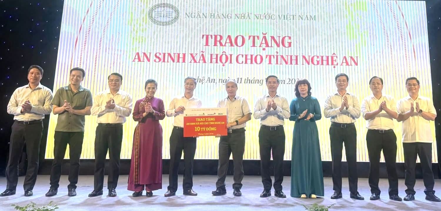 The State Bank of Vietnam awarded 10 billion VND to support social security work in Nghe An province. Photo: Nghe An Front