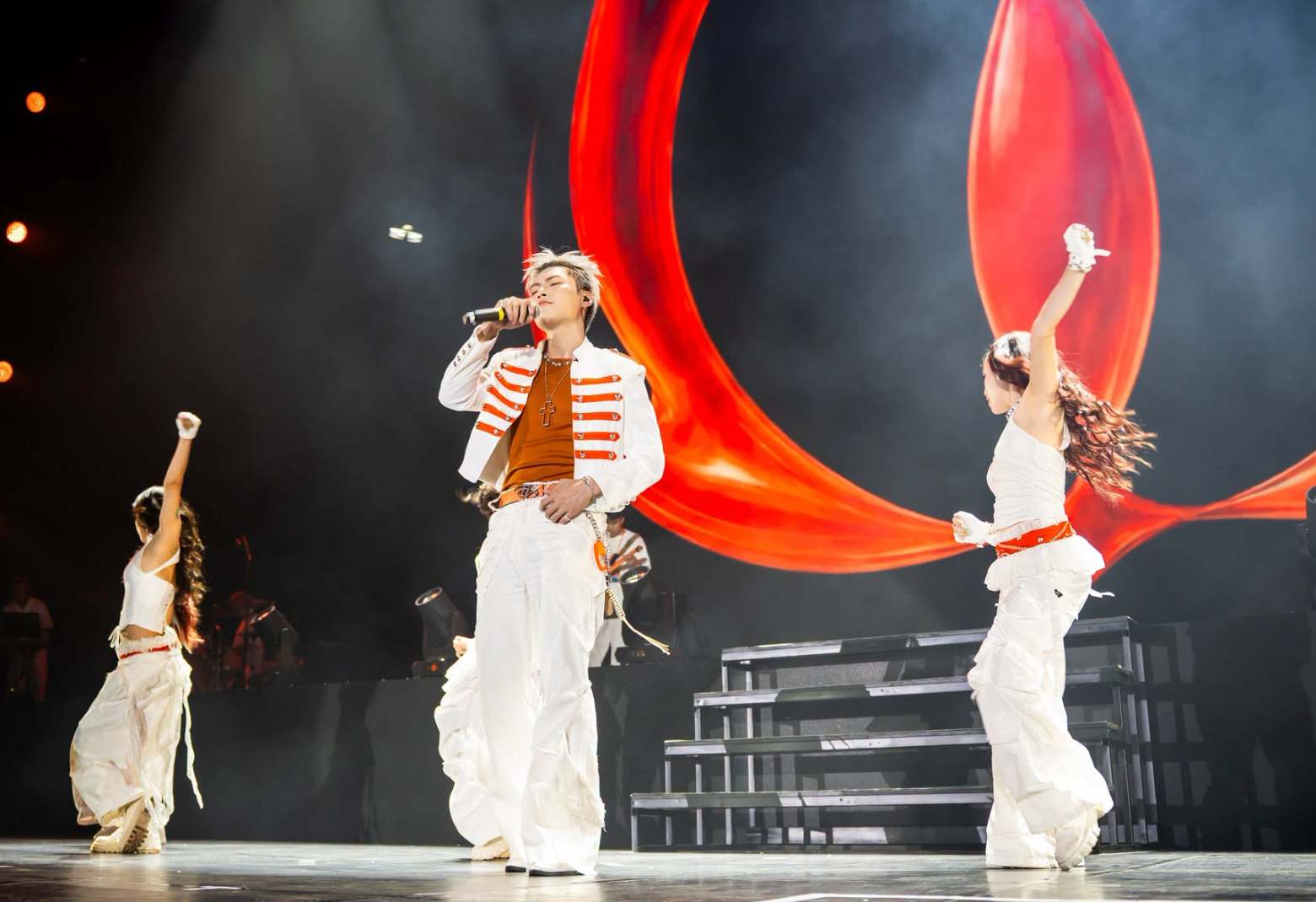 Nghệ sĩ trình diễn tại show. Ảnh: Ban tổ chức Sao concert.