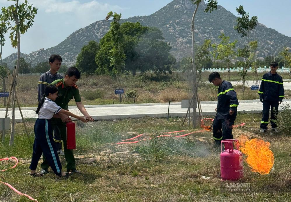 Fire and Rescue Police guide students on drowning prevention skills. Photo: Huu Long