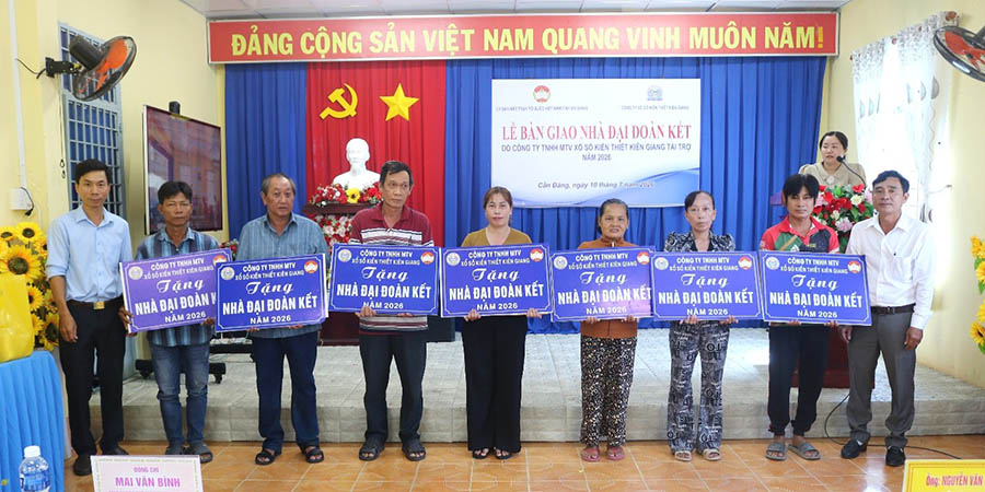 Những ngôi nhà Đại đoàn kết được trao cho hộ nghèo, hộ cận nghèo, hộ có hoàn cảnh khó khăn trên địa bàn tỉnh An Giang. Ảnh: Cổng TTĐT tỉnh An Giang 