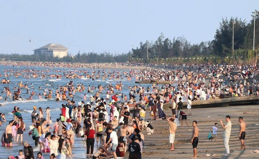 Đông đảo du khách tắm biển Cửa Lò. Ảnh: Đoàn phường Cửa Lò